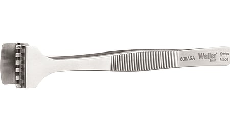 Wafer tweezers with flat lower blade